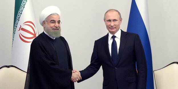 Ruhani und Putin geben sich die Hand Ruhani und Putin geben sich die Hand