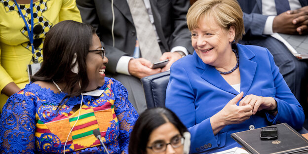 Merkel und eine Delegierte aus Ghana Merkel und eine Delegierte aus Ghana