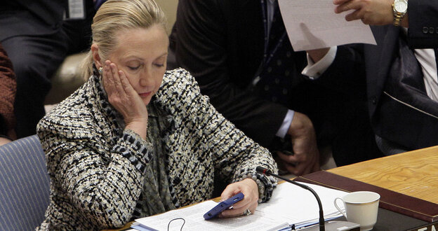 Hillary Clinton schaut in ihr Smartphone. Hillary Clinton schaut in ihr Smartphone.