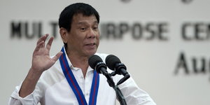 Porträt Rodrigo Duterte vor einem Mikrofon