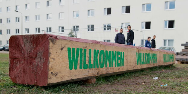 ein großer Balken, auf dem dreimal das Wort „Willkommen“ steht ein großer Balken, auf dem dreimal das Wort „Willkommen“ steht