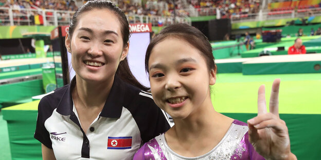 Selfie: Hong Un-jong (l.) mit Lee Eun-ju im Olympiastadion Selfie: Hong Un-jong (l.) mit Lee Eun-ju im Olympiastadion