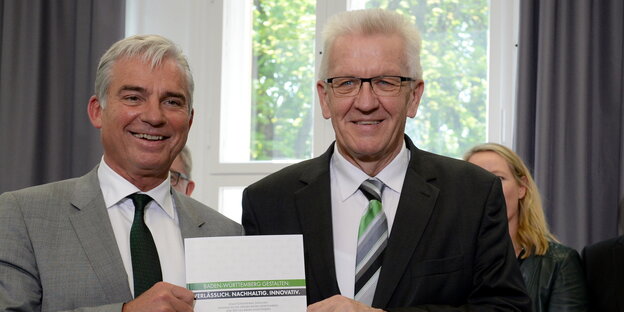 Kretschmann und Strobl halten den Koalitionsvertrag zwischen sich Kretschmann und Strobl halten den Koalitionsvertrag zwischen sich
