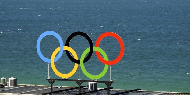 Die Olympiaringe als Installation direkt am Ozean in Rio Die Olympiaringe als Installation direkt am Ozean in Rio