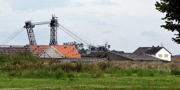 Hinter dem bereits aufgegebenen Dorf Borschemich sind schon die Abraumbagger zu sehen