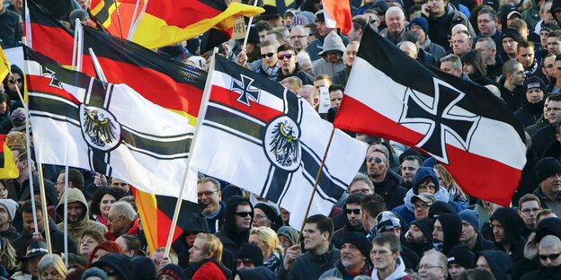 Auf einer rechten Demo ist die Reichskriegsflagge in mehreren Varianten zu sehen Auf einer rechten Demo ist die Reichskriegsflagge in mehreren Varianten zu sehen