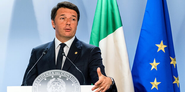 Matteo Renzi steht an einem Pult vor einer Europaflagge mit fünf Sternen Matteo Renzi steht an einem Pult vor einer Europaflagge mit fünf Sternen