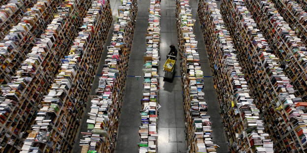 Lange Regalreihen in einem Amazon-Logistikzentrum Lange Regalreihen in einem Amazon-Logistikzentrum