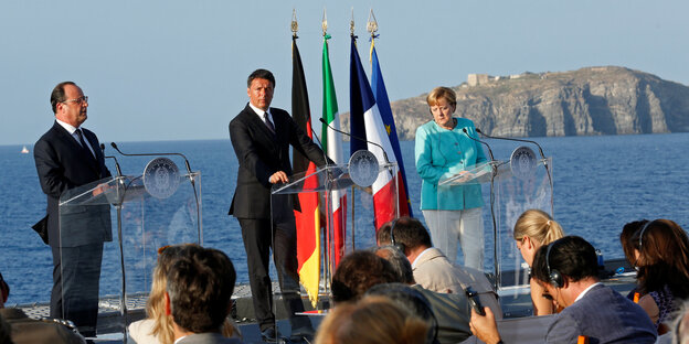 Hollande, Renzi und Merkel stehen auf dem Deck eines Schiffes Hollande, Renzi und Merkel stehen auf dem Deck eines Schiffes