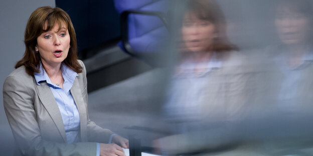 Petra Hinz am Rednerpult im Bundestag Petra Hinz am Rednerpult im Bundestag