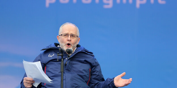 Ein Mann, Philip Craven, liest vom Blatt ab Ein Mann, Philip Craven, liest vom Blatt ab