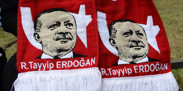 Erdogan-Bilder auf einem Schal Erdogan-Bilder auf einem Schal