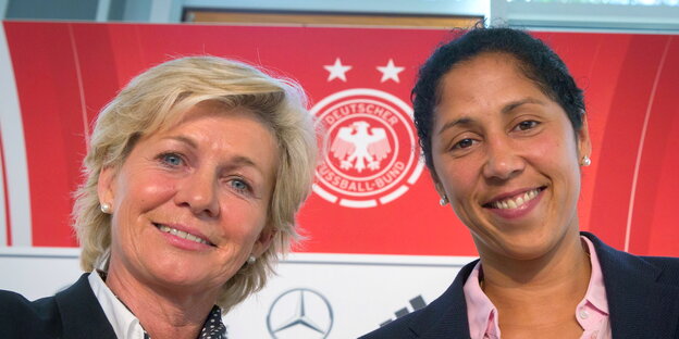 Silvia Neid und Steffi Jones vor einem DFB-Logo Silvia Neid und Steffi Jones vor einem DFB-Logo