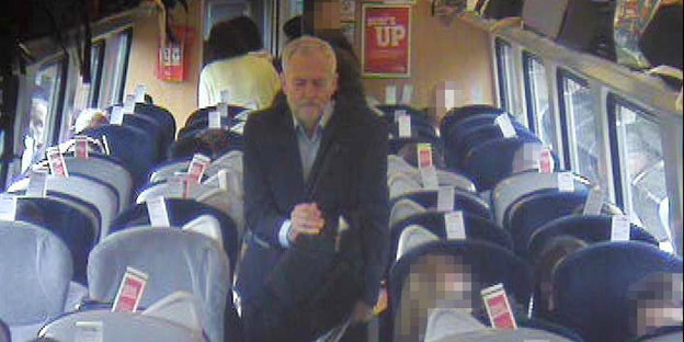 Labour-Chef Jeremy Corbyn sucht nach einem Sitzplatz in einem Zug