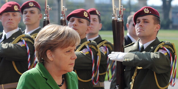 Angela Merkel vor tschechischen Soldaten Angela Merkel vor tschechischen Soldaten