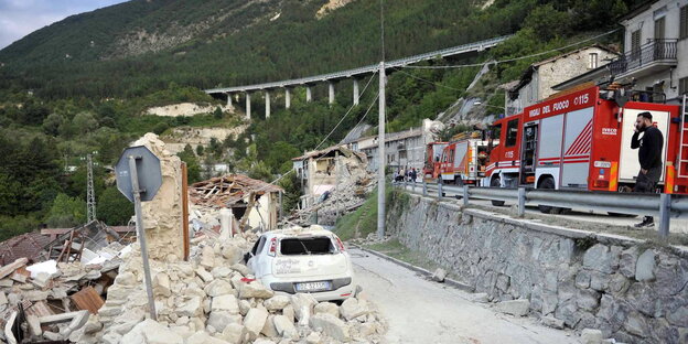 Ruinen und Feuerwehrautos Ruinen und Feuerwehrautos