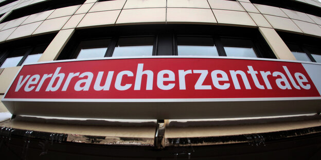 Auf einem Schild an einem Hauseingang steht "Verbraucherzentrale" Auf einem Schild an einem Hauseingang steht "Verbraucherzentrale"