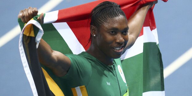 Caster Semenya hält die Flagge Südafrikas hoch