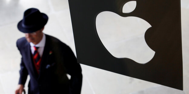 Ein Mann mit Hut betritt einen Apple-Store Ein Mann mit Hut betritt einen Apple-Store