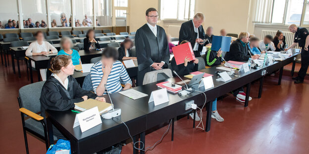 Angeklagte im Saal des Hamburger Landgerichts Angeklagte im Saal des Hamburger Landgerichts