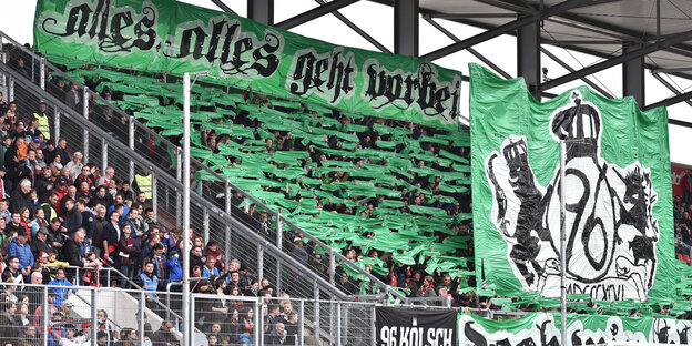 Fans von Hannover 96 in der Kurve Fans von Hannover 96 in der Kurve
