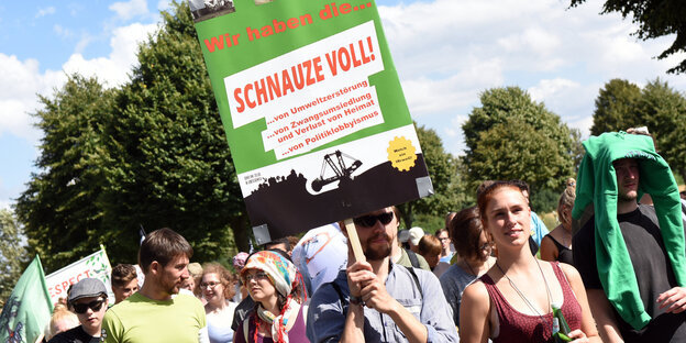 Junge Menschen auf einer Demo gegen Kohleenergie Junge Menschen auf einer Demo gegen Kohleenergie