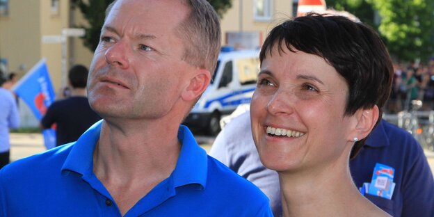 AfD-Politiker Matthias Manthei und Frauke Petry schauen in die Höhe AfD-Politiker Matthias Manthei und Frauke Petry schauen in die Höhe