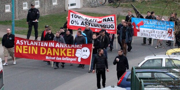 NPD-Demo zwischen Wohnhäusern NPD-Demo zwischen Wohnhäusern
