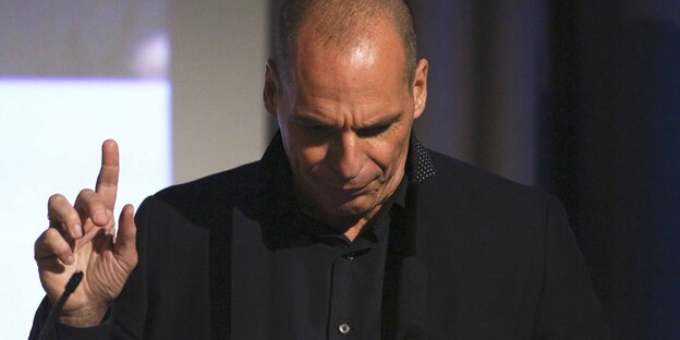 Yanis Varoufakis hebt den Zeigefinger Yanis Varoufakis hebt den Zeigefinger