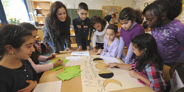 Grundschulkinder mit ihrer Lehrerin bei einer Islamstunde