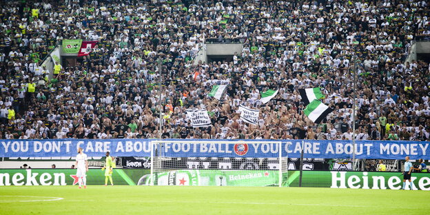 Sehr viele Fußballfans auf einer Tribüne, davor das Spielgeld und ein Tor Sehr viele Fußballfans auf einer Tribüne, davor das Spielgeld und ein Tor