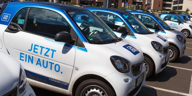 Autos stehen geparkt in einer Reihe Autos stehen geparkt in einer Reihe