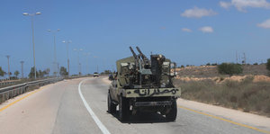Militärfahrzeug auf einer Straße