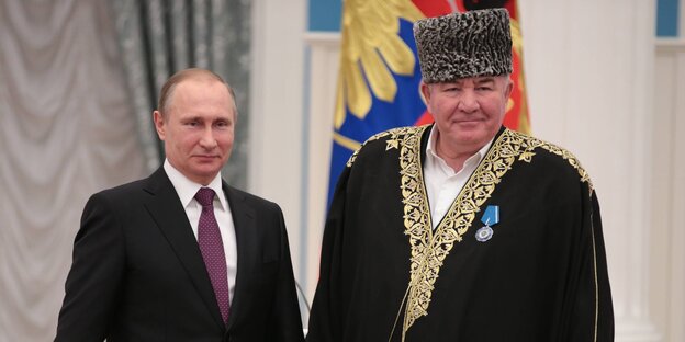Wladimir Putin steht neben Ismail Berdijew Wladimir Putin steht neben Ismail Berdijew