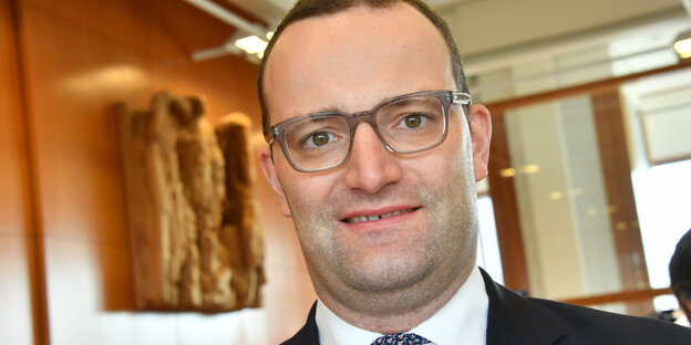 Jens Spahn schaut fixiert Jens Spahn schaut fixiert