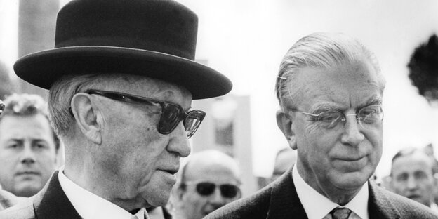 Schwarz-Weiß-Aufnahme von Adenauer, mit Hut und Sonnenbrille, und Globke Schwarz-Weiß-Aufnahme von Adenauer, mit Hut und Sonnenbrille, und Globke