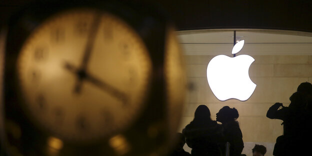 Links im Bild unscharf eine Uhr, rechts im Bild scharf gestellt das Apfel-Logo von Apple Links im Bild unscharf eine Uhr, rechts im Bild scharf gestellt das Apfel-Logo von Apple