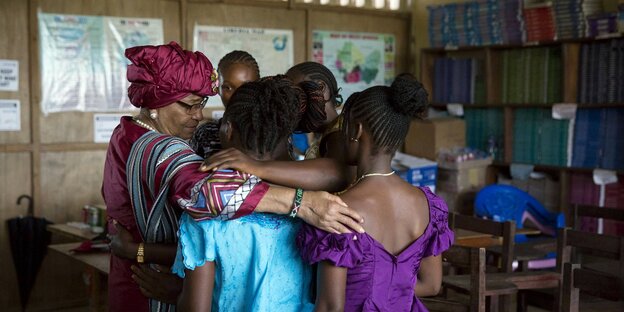 Liberias Präsidentin Johnson Sirleaf umarmt junge Schülerinnen Liberias Präsidentin Johnson Sirleaf umarmt junge Schülerinnen