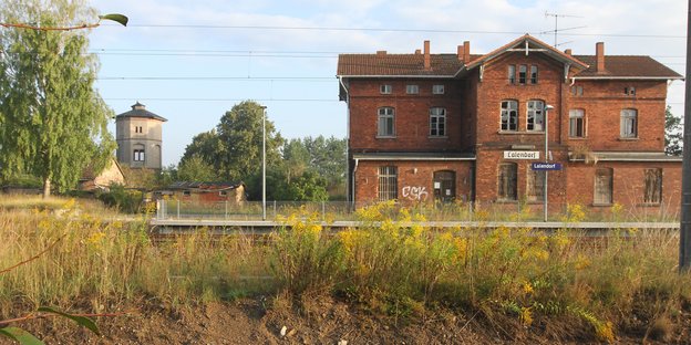 Ein altes Bahnhofsgebäude, die Fenster sind kaputt