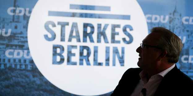 Das Profil eines älteren Mannes, dahinter der Schriftzug "Starkes Berlin" Das Profil eines älteren Mannes, dahinter der Schriftzug "Starkes Berlin"