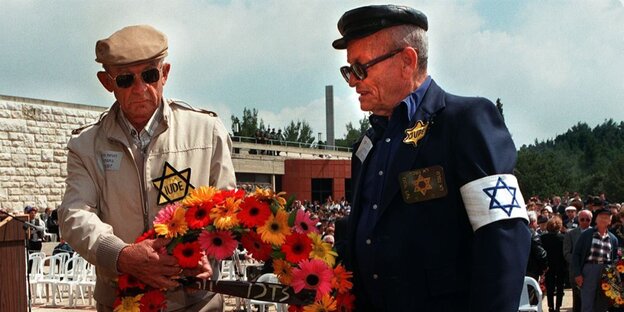 David Monk (l) und Mordechai Fuchs (r) tragen einen Trauerkranz David Monk (l) und Mordechai Fuchs (r) tragen einen Trauerkranz
