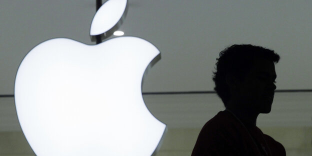 Neben dem weißen Appel-Logo ist die schwarze Silouette eines Menschen zu sehen Neben dem weißen Appel-Logo ist die schwarze Silouette eines Menschen zu sehen