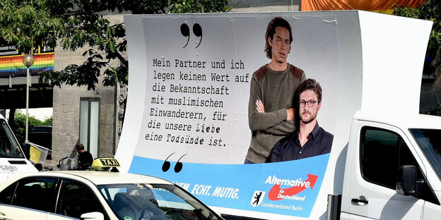 Auf einem AfD-Plakat spricht sich ein schwules Paar pauschal gegen Muslime aus, weil jene angeblich die Lebensweise des Paares als „Todsünde“ ansehen. Auf einem AfD-Plakat spricht sich ein schwules Paar pauschal gegen Muslime aus, weil jene angeblich die Lebensweise des Paares als „Todsünde“ ansehen.