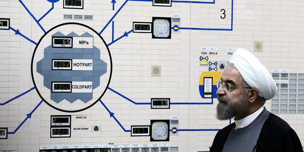 Irans Präsident Hassan Rohani guckt auf Messanlagen im Automkraftwerk Buschehr Irans Präsident Hassan Rohani guckt auf Messanlagen im Automkraftwerk Buschehr