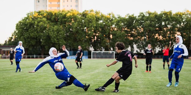 Eine Spielszene aus dem Rückspiel der Nationalmannschaft Iran gegen die Football Under Cover-Allstars Eine Spielszene aus dem Rückspiel der Nationalmannschaft Iran gegen die Football Under Cover-Allstars