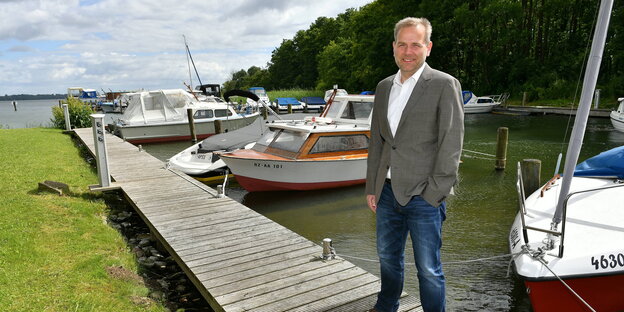 Der Spitzenkandidat der AfD in Mecklenburg-Vorpommern steht auf dem Schweriner Paulsdamm Der Spitzenkandidat der AfD in Mecklenburg-Vorpommern steht auf dem Schweriner Paulsdamm