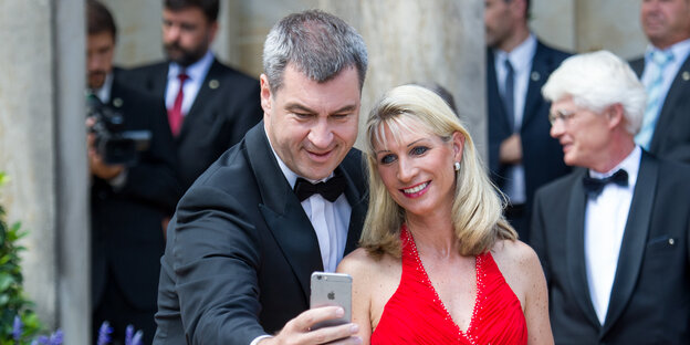 Markus Söder mit Frau und Handy Markus Söder mit Frau und Handy