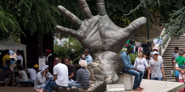 Flüchtlinge vor einem Denkmal Flüchtlinge vor einem Denkmal