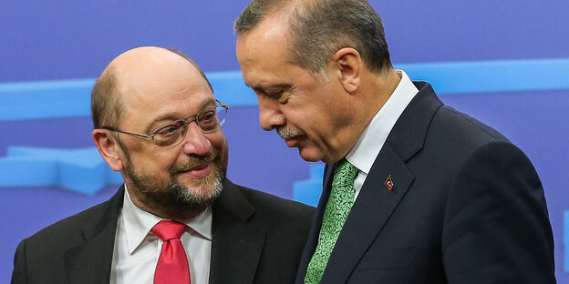 Martin Schulz und Recep Tayyip Erdogan unterhalten sich Martin Schulz und Recep Tayyip Erdogan unterhalten sich