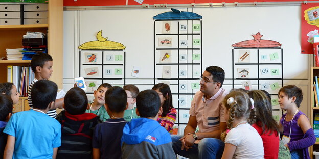Lehrer und Kinder in Klassenzimmer Lehrer und Kinder in Klassenzimmer